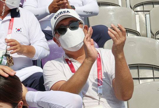 정의선 현대자동차그룹 회장이 지난달 31일 일본 유메노시마공원 양궁장에서 열린 도쿄올림픽 남자 양궁 개인전 8강전에 출전한 김우진을 응원하는 모습. <연합뉴스>